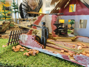 FOTO: Nadšenci představili svou sbírku modelů vojenské techniky, lákají na akční dioráma z osvobození