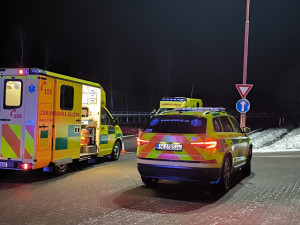 Policisté hledají svědka nehody osobáku a sanitky, střet si vyžádal tři zraněné