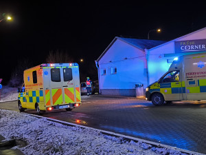 Policisté hledají svědka nehody osobáku a sanitky, střet si vyžádal tři zraněné