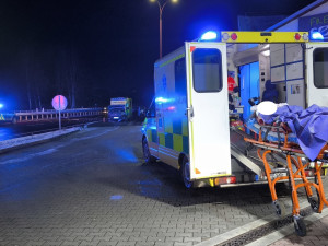 Policisté hledají svědka nehody osobáku a sanitky, střet si vyžádal tři zraněné