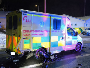 Policisté hledají svědka nehody osobáku a sanitky, střet si vyžádal tři zraněné