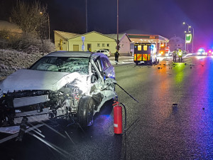 Policisté hledají svědka nehody osobáku a sanitky, střet si vyžádal tři zraněné