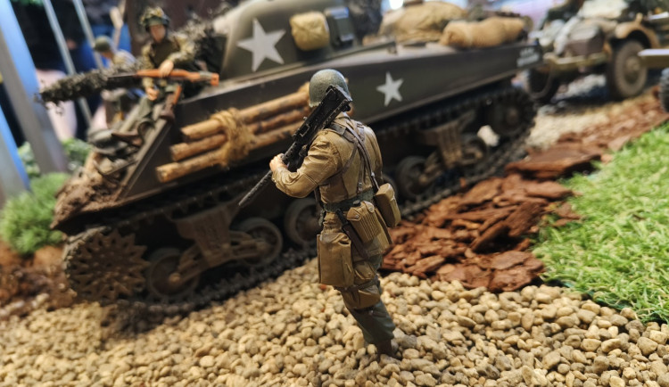 FOTO: Nadšenci představili svou sbírku modelů vojenské techniky, lákají na akční dioráma z osvobození