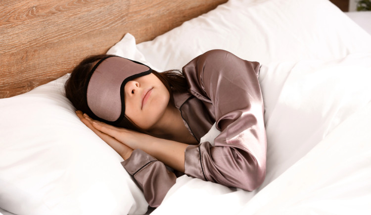 Jak spát v zimě jako v bavlnce? Tipy a triky pro kvalitní spánek