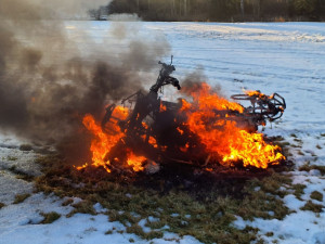 Požár zachvátil střechu rodinného domu. Hasiči na místě zasahovali celou noc