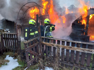 Požár zachvátil střechu rodinného domu. Hasiči na místě zasahovali celou noc