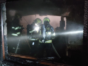 Požár zachvátil střechu rodinného domu. Hasiči na místě zasahovali celou noc