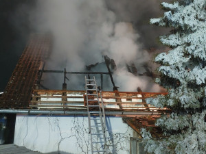 Požár zachvátil střechu rodinného domu. Hasiči na místě zasahovali celou noc