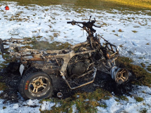 Požár zachvátil střechu rodinného domu. Hasiči na místě zasahovali celou noc