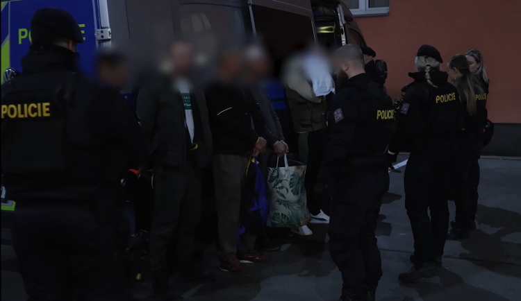 VIDEO: V rámci akce Korzet zkontrolovali policisté během páteční noci přes tisíc osob, několik set provozoven a vozidel