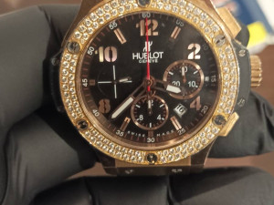 Kokain výměnou za luxusní auto: Policisté zadrželi skupinu lidí, která v Praze a Karlovarském kraji distribuovala drogy