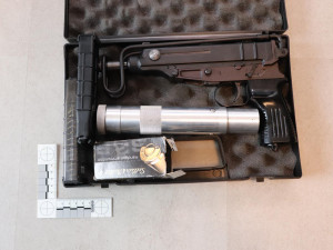 Kokain výměnou za luxusní auto: Policisté zadrželi skupinu lidí, která v Praze a Karlovarském kraji distribuovala drogy