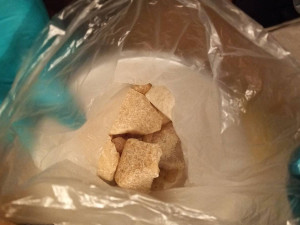 Kokain výměnou za luxusní auto: Policisté zadrželi skupinu lidí, která v Praze a Karlovarském kraji distribuovala drogy