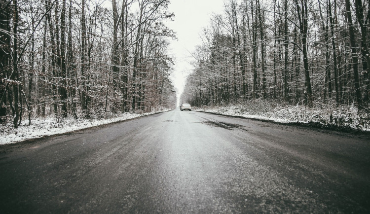 Mezi Olovím a Kraslicemi na Sokolovsku je kvůli námraze zavřená silnice