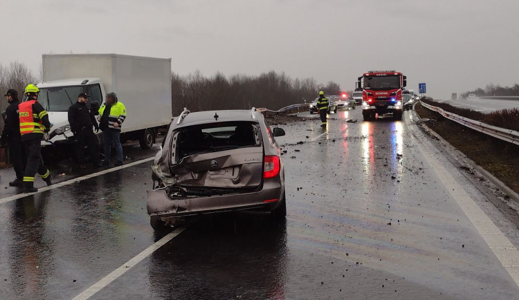 Tři automobily havarovaly na mokré vozovce u Nového Sedla. V péči záchranářů skončili tři lidé