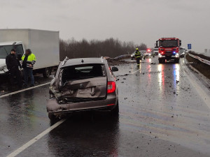 Tři automobily havarovaly na mokré vozovce u Nového Sedla. V péči záchranářů skončili tři lidé