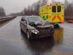 Tři automobily havarovaly na mokré vozovce u Nového Sedla. V péči záchranářů skončili tři lidé