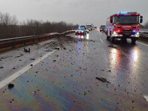 Tři automobily havarovaly na mokré vozovce u Nového Sedla. V péči záchranářů skončili tři lidé