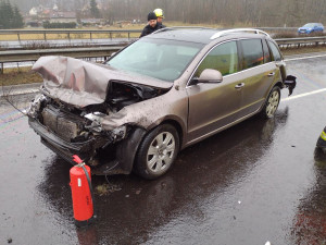 Tři automobily havarovaly na mokré vozovce u Nového Sedla. V péči záchranářů skončili tři lidé