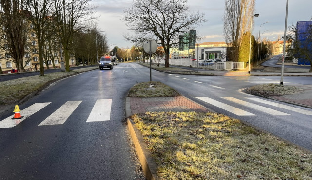 Auto na přechodu pro chodce srazilo malého chlapce, který utrpěl těžké zranění. Policie hledá svědky nehody