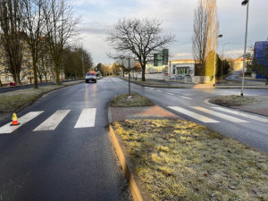 Auto na přechodu pro chodce srazilo malého chlapce, který utrpěl těžké zranění. Policie hledá svědky nehody