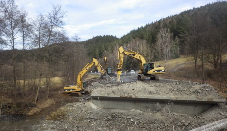 Na silnici I/20 u obce Kfely Ředitelství silnic a dálnic bourá most