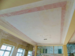 Rekonstrukce domu kultury v Ostrově odhalila historické barevné omítky