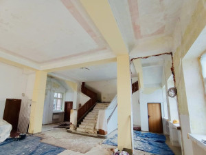 Rekonstrukce domu kultury v Ostrově odhalila historické barevné omítky
