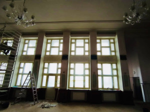 Rekonstrukce domu kultury v Ostrově odhalila historické barevné omítky