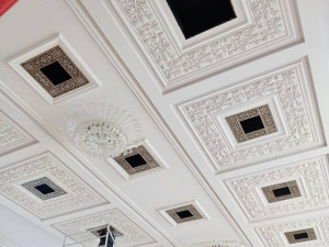 Rekonstrukce domu kultury v Ostrově odhalila historické barevné omítky