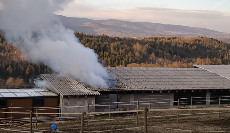 Hasiči bojovali několik hodin s požárem hospodářského stavení