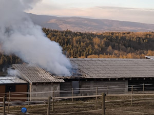 Hasiči bojovali několik hodin s požárem hospodářského stavení