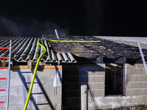 Hasiči bojovali několik hodin s požárem hospodářského stavení