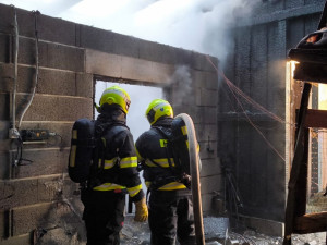 Hasiči bojovali několik hodin s požárem hospodářského stavení