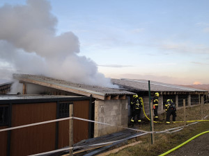 Hasiči bojovali několik hodin s požárem hospodářského stavení