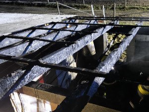 Hasiči bojovali několik hodin s požárem hospodářského stavení