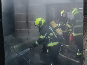 Hasiči bojovali několik hodin s požárem hospodářského stavení