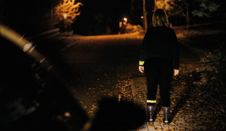 Vidět a být viděn. Policisté nabádají chodce a cyklisty k obezřetnosti na silnicích, nejhorší je červený a modrý oděv