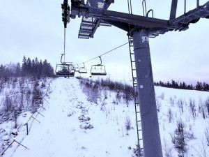 Lyžaři napříč Karlovarským krajem si užívají zasněžené svahy, běžkaři na sníh teprve čekají