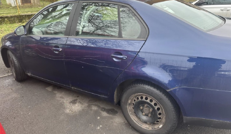 Muž ze Sokolova se mstil sousedům ze sídliště. Poškrábal jim zaparkovaná auta, škoda přesáhla 170 tisíc