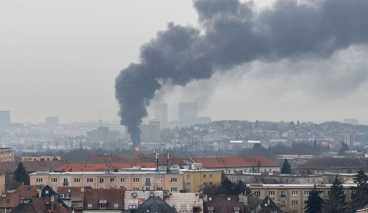 Hasiči zasahovali v Michli u požáru, který byl vidět i z dálky