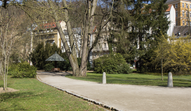 Karlovy Vary na jaře dokončí dvouletou obnovu Sadů Karla IV. za 16 milionů korun