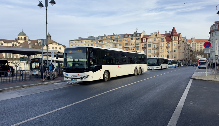 Dvacet nových autobusů pro krajskou dopravu pořídil karlovarský dopravní podnik společně s hejtmanstvím