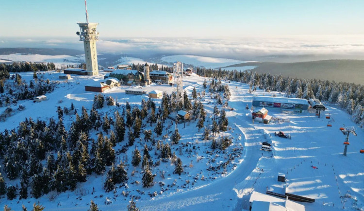 Krušnohorské skiareály hlásí nejlepší sezonu za poslední roky. Od víkendu očekávají nápor lyžařů