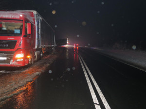 Kamion se na kluzké vozovce utrhl, naboural nákladní vozidlo stojící v protisměru a pak vyletěl ze silnice