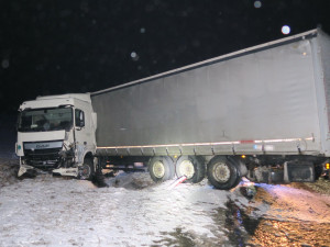 Kamion se na kluzké vozovce utrhl, naboural nákladní vozidlo stojící v protisměru a pak vyletěl ze silnice