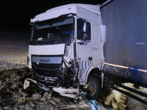 Kamion se na kluzké vozovce utrhl, naboural nákladní vozidlo stojící v protisměru a pak vyletěl ze silnice