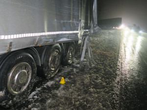 Kamion se na kluzké vozovce utrhl, naboural nákladní vozidlo stojící v protisměru a pak vyletěl ze silnice