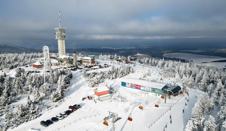 V Krušných horách hlásí skiareály nejlepší zimu posledních let, i běžkovat se dá