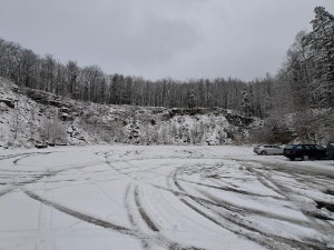 Prázdné parkoviště a auta rozesetá po lese, strážníci opakovaně upozorňují na nešvar řidičů